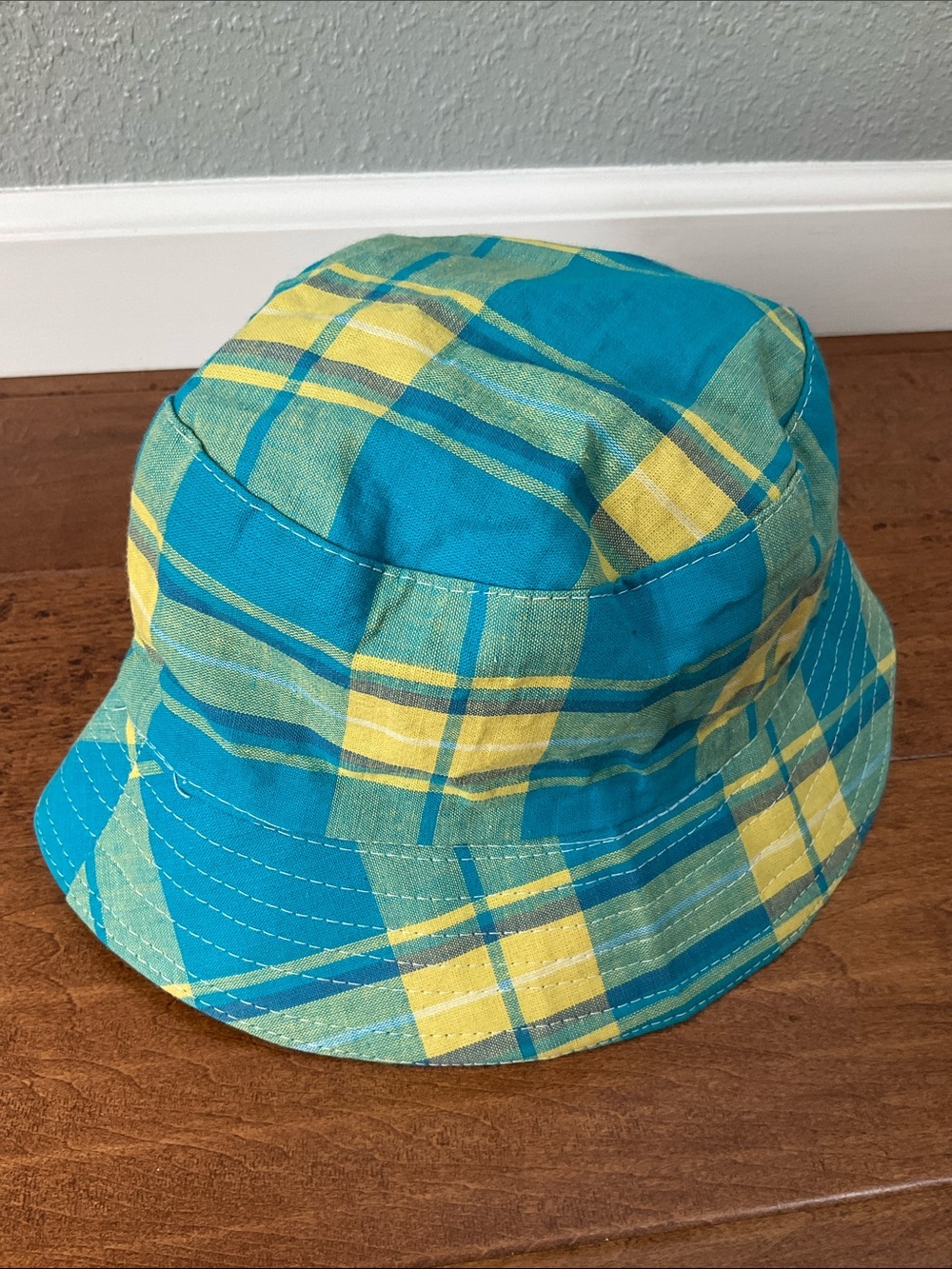 Reversible bucket hat
